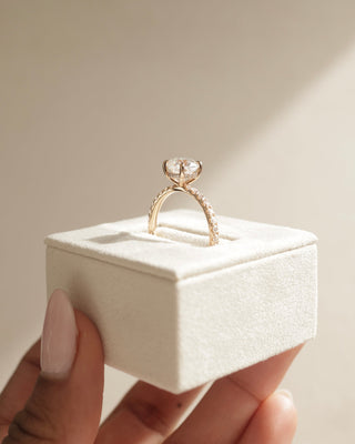 Bague de fiançailles avec halo caché et pavé en moissanite taille coussin de 2,0 ct