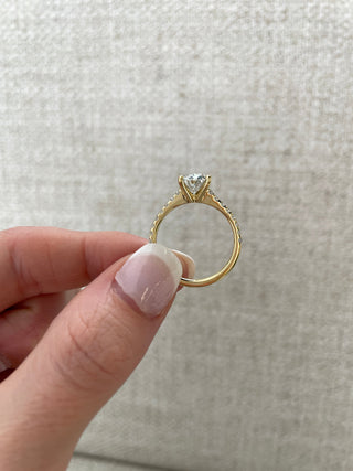 Bague de fiançailles sertie d'un pavé de moissanite à taille ovale de 1,74 ct