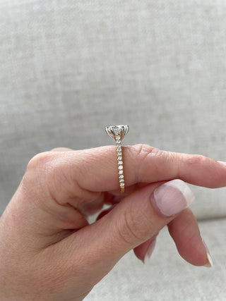 Anillo de compromiso con engaste pavé de moissanita de corte redondo de 1,45 quilates