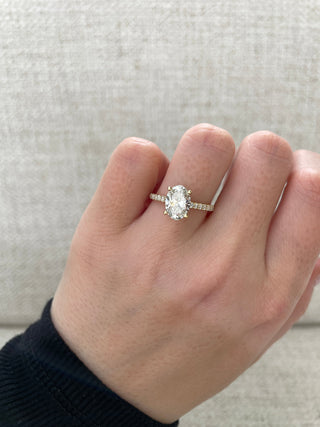 Bague de fiançailles sertie d'un pavé de moissanite à taille ovale de 1,74 ct