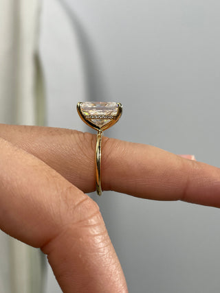 Anillo de compromiso con halo oculto de moissanita de corte radiante de 7,50 quilates