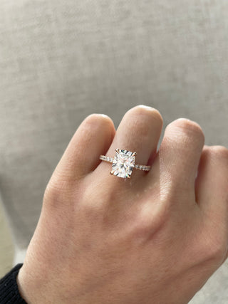 Bague de fiançailles en moissanite taille coussin allongée de 2,01 ct avec halo caché et pavé