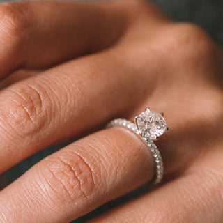 Bague de fiançailles avec diamants cultivés en laboratoire à taille ronde et serti pavé de 1,80 à 3,50 ct