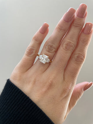 Bague de fiançailles à trois pierres en moissanite taille radiant de 1,50 ct