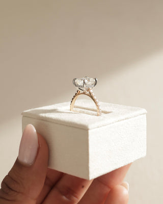 Bague de fiançailles en moissanite taille coussin allongée de 5,0 ct avec halo caché et pavé