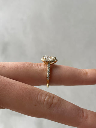 Anillo de compromiso con halo y pavé de moissanita de talla pera de 1,41 quilates