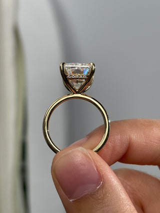 Anillo de compromiso con halo oculto de moissanita de corte radiante de 7,50 quilates