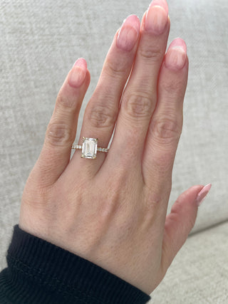 Bague de fiançailles avec halo caché et pavé en moissanite taille émeraude de 2,64 ct