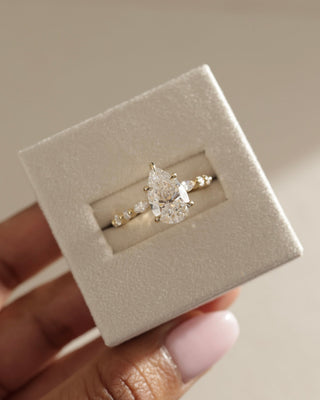 Anillo de compromiso con pavé de diamantes y moissanita de talla pera de 2,0 ct a 3,0 ct