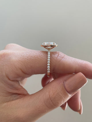 Anillo de compromiso con halo de moissanita de corte ovalado y engaste pavé de 1,53 quilates