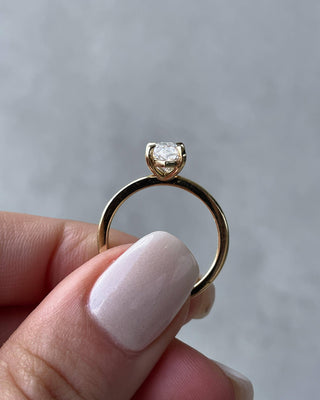 Anillo de compromiso con diamante cultivado en laboratorio F/VS1 de talla marquesa de 1,50 quilates