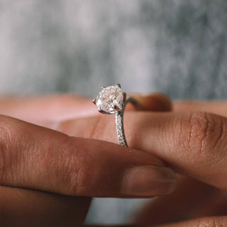 Bague de fiançailles avec diamants cultivés en laboratoire D/VS1 à taille ronde et serti pavé de 1,80 ct