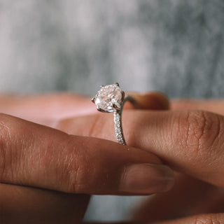 Anillo de compromiso con diamantes cultivados en laboratorio de talla redonda y engaste pavé de 1,80 a 3,50 quilates