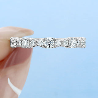 Alliance de mariage à demi-éternité sertie de diamants taille brillant rond 