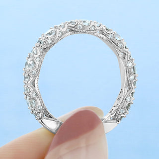 Alliance de mariage à demi-éternité sertie de diamants taille brillant rond 