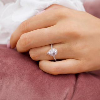 Bague de fiançailles halo en moissanite en forme de poire de 0,94 ct