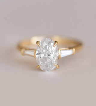 Bague de fiançailles en diamant moissanite à trois pierres taille ovale de 1,61 ct 