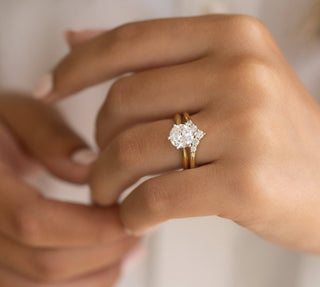 Alianza de boda con diamantes de moissanita en forma de chevron de corte redondo de 0,20 ct 