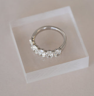 Alliance de mariage en diamants à taille ovale de 1,0 ct avec 5 pierres en moissanite 