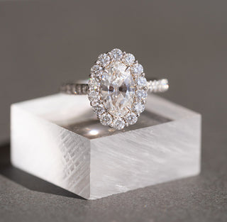 Bague de fiançailles avec diamants Moissanite à taille ovale et pavé de 1,52 ct