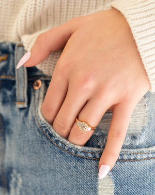 Anillo de compromiso de diamantes de moissanita de 5 piedras con bisel de talla esmeralda de 2,21 ct 