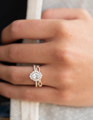 Alianza de boda con diamantes de moissanita pequeños en forma de cruz de berro de corte redondo de 0,35 ct 