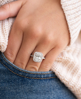 Anillo de compromiso con diamantes pavé de moissanita y corte radiante de 3,12 ct 