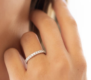 Alianza de boda con diamantes de moissanita de corte redondo y eternidad completa de 1,07 ct 