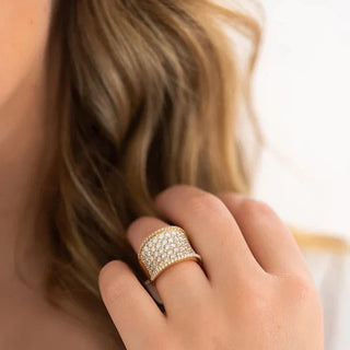 Anillo de boda con moissanita pavé redonda de 4,5 quilates para mujer en oro amarillo de 14 quilates