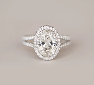 Bague de fiançailles à tige fendue avec diamant et halo ovale en moissanite de 2,29 ct en or blanc 18 carats