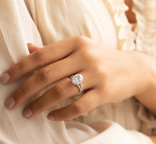 Anillo de compromiso con diamante de moissanita de corte ovalado y cuerpo dividido de 3,21 quilates 