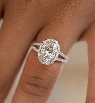 Bague de fiançailles en diamant moissanite à tige fendue et halo à taille ovale de 3,21 ct 