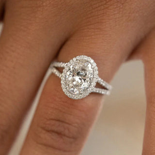 Bague de fiançailles à tige fendue avec diamant et halo ovale en moissanite de 2,29 ct en or blanc 18 carats