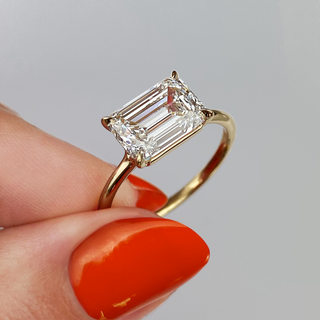 Bague de fiançailles en diamant taille émeraude East West 2CT avec monture solitaire en moissanite