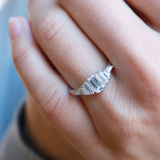 Bague de fiançailles en moissanite baguette à taille émeraude de 0,60 