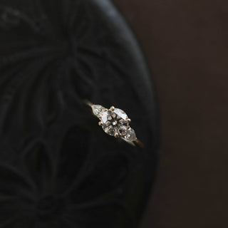 Bague de fiançailles solitaire en diamant et moissanite ronde à trois pierres de 1,05 ct