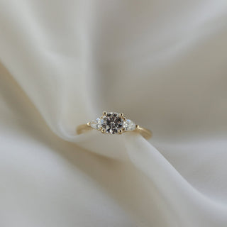 Bague de fiançailles solitaire en diamant et moissanite ronde à trois pierres de 1,05 ct