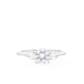 Bague de fiançailles solitaire en diamant et moissanite ronde à trois pierres de 1,05 ct