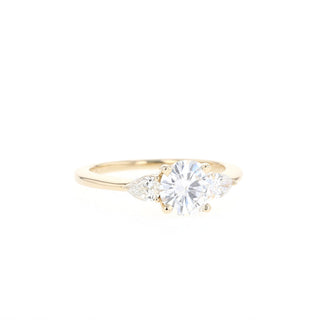 Bague de fiançailles solitaire en diamant et moissanite ronde à trois pierres de 1,05 ct