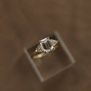 Anillo de compromiso con diamantes de moissanita en racimo de talla esmeralda de 1,70 ct