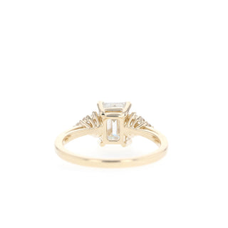 Anillo de compromiso con diamantes de moissanita en racimo de talla esmeralda de 1,70 ct