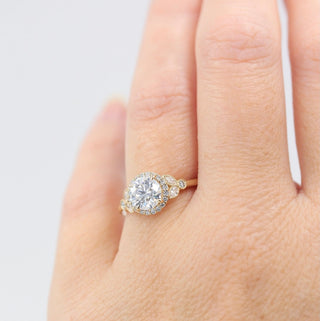 1.0 CT Round Shaped Moissanite Halo Engagement Ring