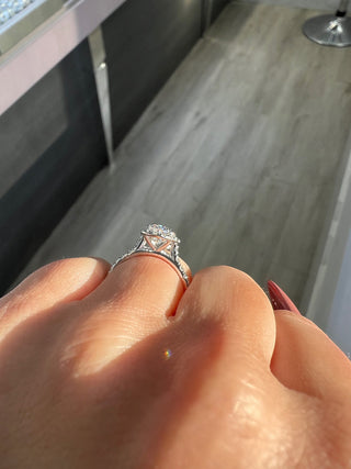 Bague de fiançailles avec halo de diamants ovales CVD de 1,50 à 3,50 ct sertie de pavés