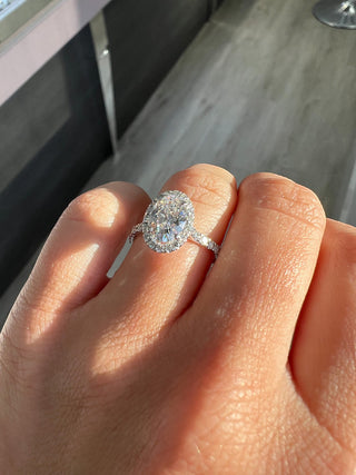 Bague de fiançailles avec halo de diamants ovales CVD de 1,50 à 3,50 ct sertie de pavés