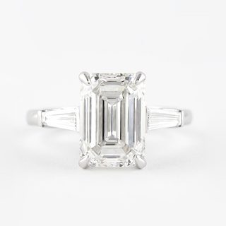 Bague de fiançailles en moissanite à trois pierres et émeraude de 2,30 ct