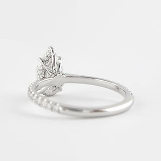 Bague de fiançailles à cinq griffes avec halo caché en moissanite et diamant en forme de poire de 1,50 ct