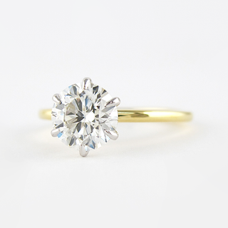 Bague de fiançailles bicolore avec solitaire en moissanite à griffes rondes de 1,0 ct