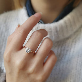 Anillo de compromiso con halo de racimo en forma redonda de 0,80 quilates