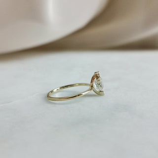 Bague de fiançailles en grappe de moissanite de forme ovale de 0,50 ct