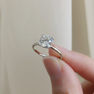 Bague de fiançailles solitaire en moissanite en forme de coussin de 1,60 ct